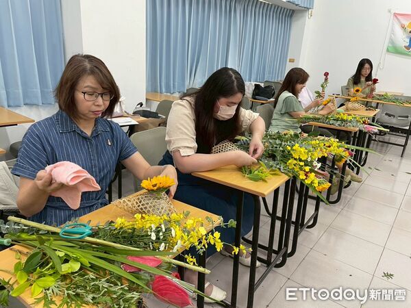 ▲台南市政府勞工局於麻豆曾文市政願景園區舉辦生活花藝課程，帶領學員體驗端午掛飾創作。（記者林東良翻攝，下同）