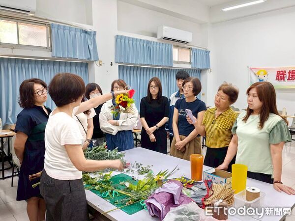 ▲台南市政府勞工局於麻豆曾文市政願景園區舉辦生活花藝課程，帶領學員體驗端午掛飾創作。（記者林東良翻攝，下同）