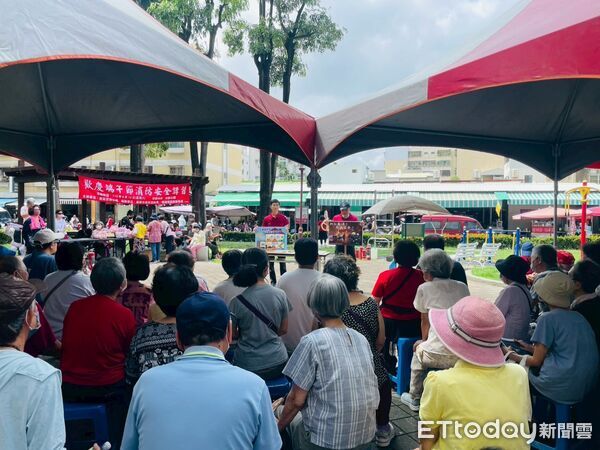 ▲台南市政府消防局第七大隊東門分隊深入東區崇誨里，辦理消防安全暨救護宣導。（記者林東良翻攝，下同）