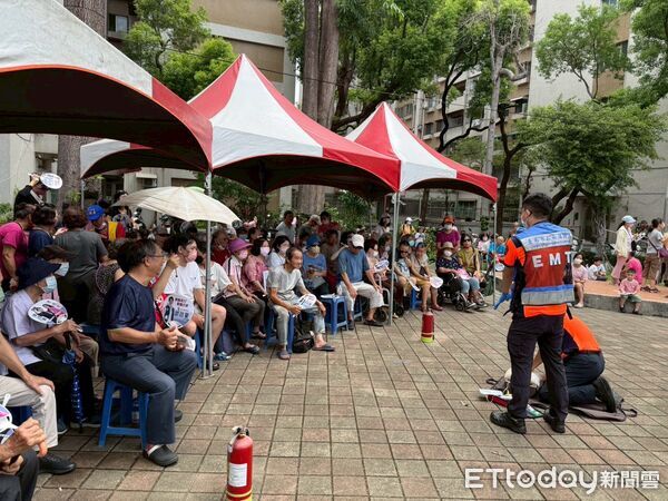 ▲台南市政府消防局第七大隊東門分隊深入東區崇誨里，辦理消防安全暨救護宣導。（記者林東良翻攝，下同）