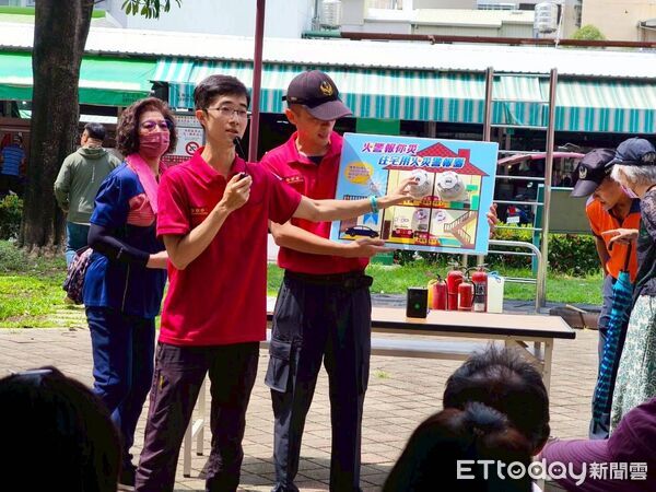 ▲台南市政府消防局第七大隊東門分隊深入東區崇誨里，辦理消防安全暨救護宣導。（記者林東良翻攝，下同）