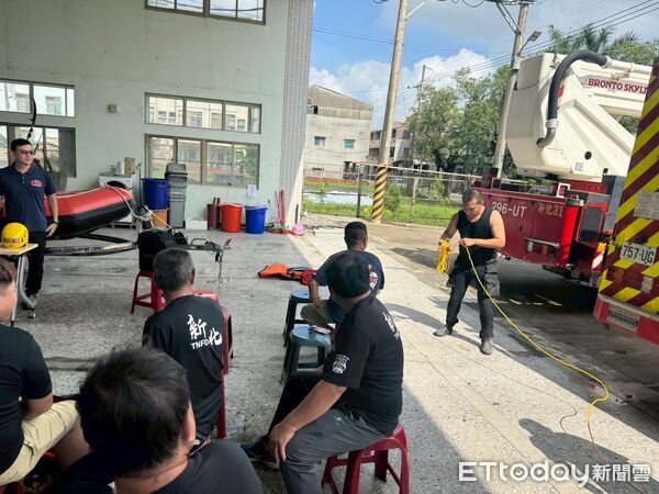 ▲台南市政府消防局第四大隊在新化消防分隊辦理義消水域救援專業訓練。（記者林東良翻攝，下同）