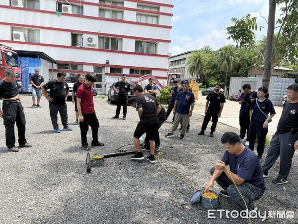 ▲台南市政府消防局第四大隊在新化消防分隊辦理義消水域救援專業訓練。（記者林東良翻攝，下同）