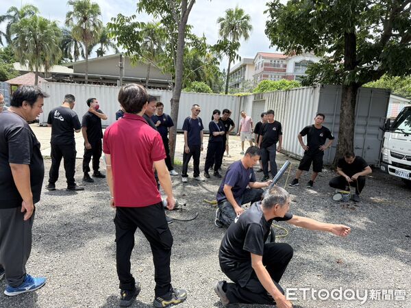 ▲台南市政府消防局第四大隊在新化消防分隊辦理義消水域救援專業訓練。（記者林東良翻攝，下同）