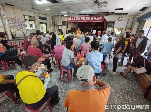 ▲台南市消防局第一大隊白河分隊前往白河區老人福利協進會活動現場，辦理防災宣導。（記者林東良翻攝，下同）