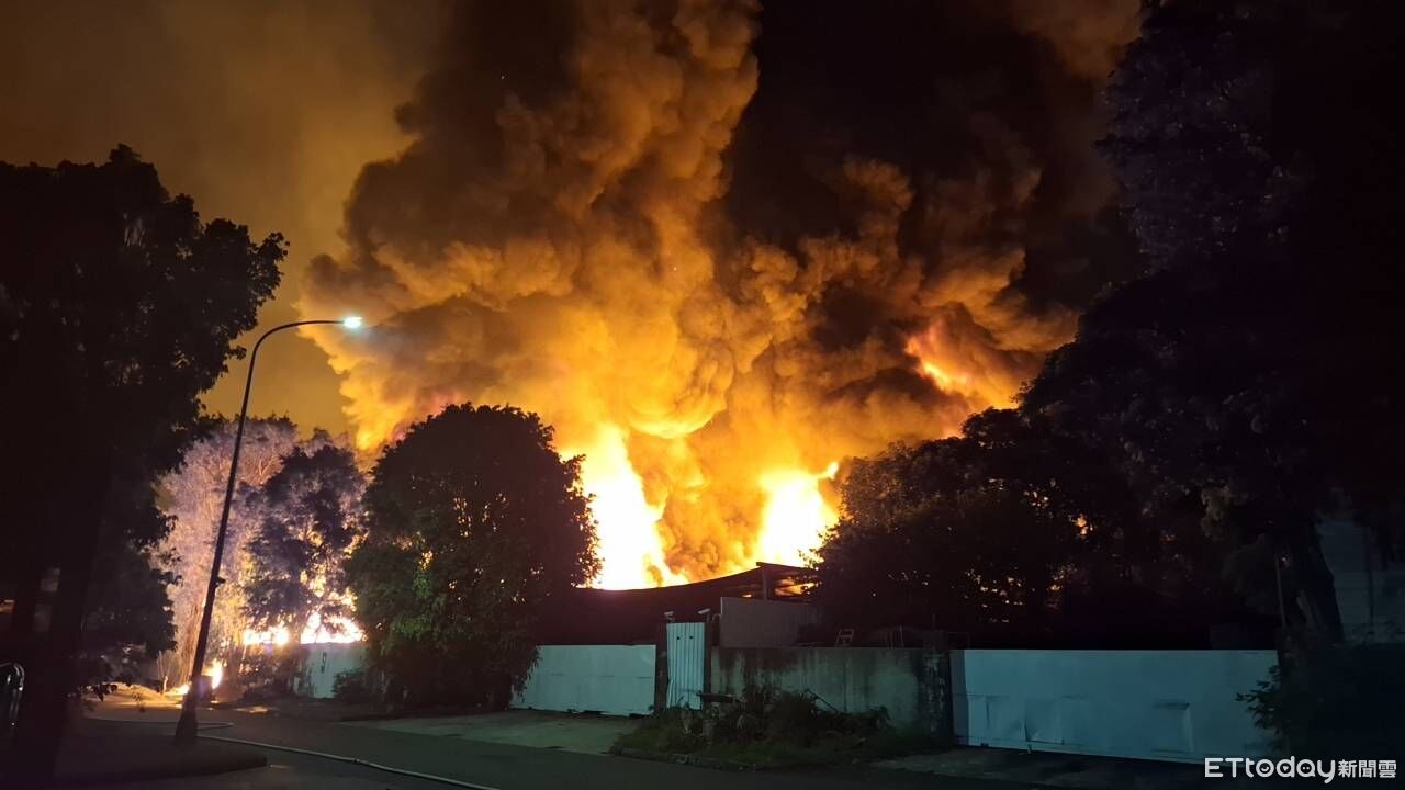 快訊/高雄岡山嚴重火警!廢棄物處理工廠火光衝天「濃煙狂竄」 | ETtoday社會新聞 | ETtoday新聞雲
