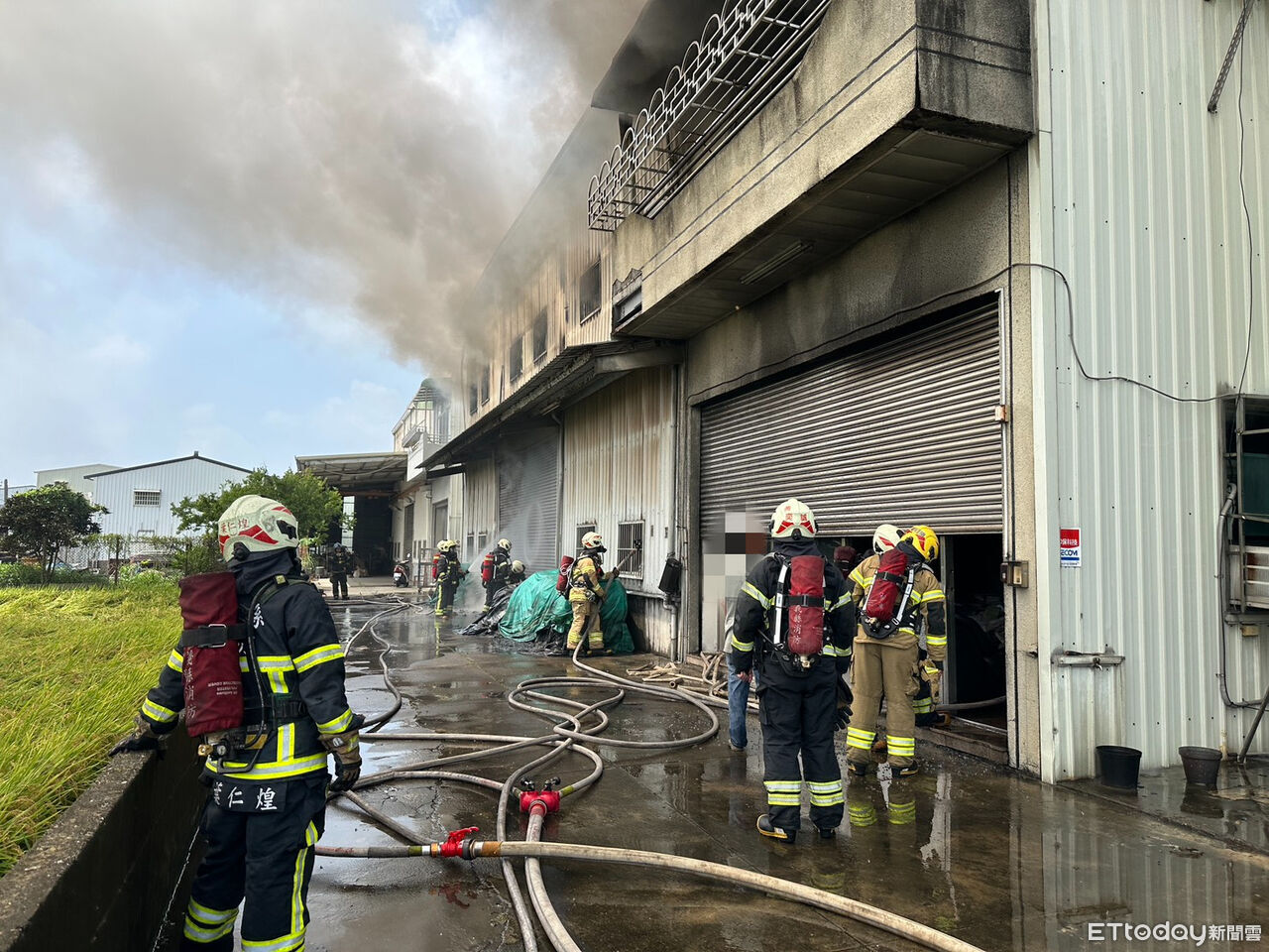 嘉義民雄鐵皮工廠火警!濃煙狂竄...勇消布水線灌救1男送醫 | ETtoday社會新聞 | ETtoday新聞雲