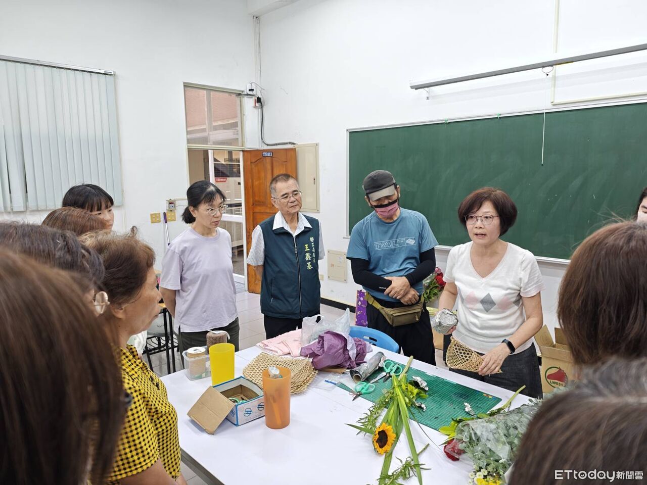 台南市勞工局曾文園區開辦生活花藝課 學員手作端午掛飾 | ETtoday地方新聞 | ETtoday新聞雲