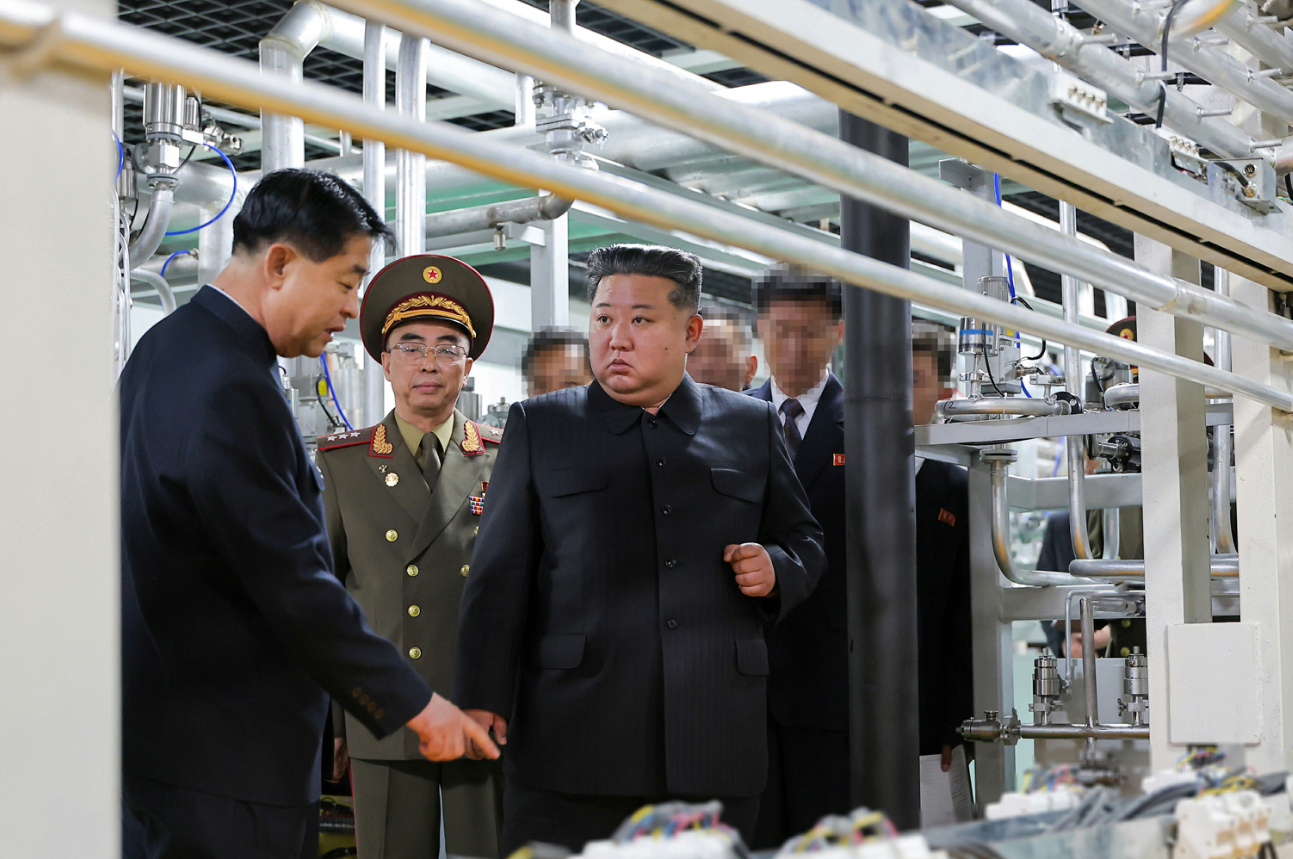 ▲▼北韓核武官員出現世代交替，新任軍需工業部副部長崔日煥陪同金正恩視察核物質生產工廠。（圖／翻攝自勞動新聞）