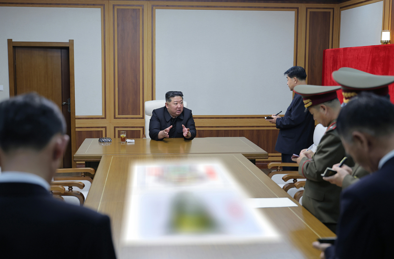 ▲▼北韓核武官員出現世代交替，新任軍需工業部副部長崔日煥陪同金正恩視察核物質生產工廠。（圖／翻攝自勞動新聞）