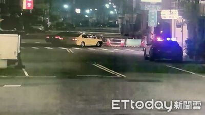 碰一聲掉下去！高雄2車碰撞畫面曝　19歲男駕駛連人帶車摔進坑洞
