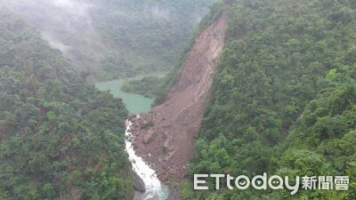梅雨狂炸!南投加走寮溪邊坡崩塌驚見「堰塞湖」 水保署籲勿入