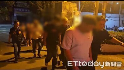高雄左營深夜大亂鬥!行車糾紛7男拿安全帽互毆 5人受傷送辦