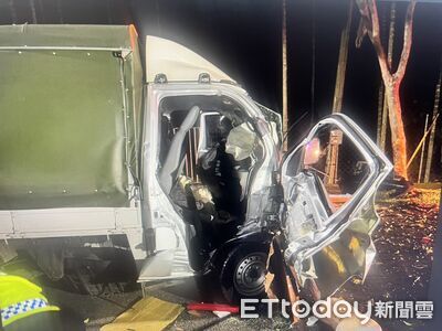 疑疲勞駕駛惹禍!屏東小貨車「凌晨自撞路樹」 車頭爛毀2人受困