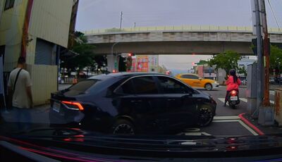 超商互看一眼竟遭逼車10分鐘！台中2男險釀衝突　原因太瞎了