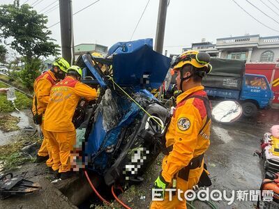 雲林驚悚車禍！小貨車失控自撞側翻卡水溝　駕駛受困救出送醫不治