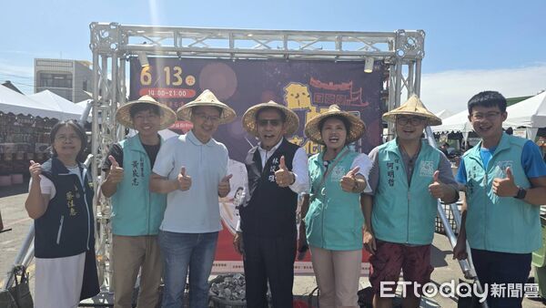  ▲▼   東石鱻蚵文化節午後特色市集，晚上海味宴席開34桌，千人齊聚展現東石魅力  。（圖／記者翁伊森攝）      