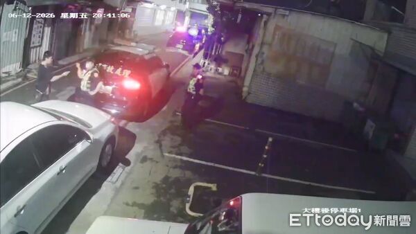 ▲▼台中警方臨檢霸佔私人車格還叫支援，10員警包圍1個。（圖／民眾提供，下同）