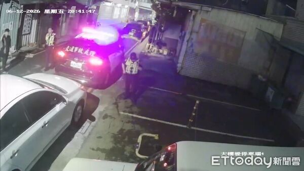 ▲▼台中警方臨檢霸佔私人車格還叫支援，10員警包圍1個。（圖／民眾提供，下同）