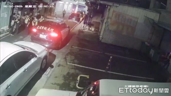 ▲▼台中警方臨檢霸佔私人車格還叫支援，10員警包圍1個。（圖／民眾提供，下同）