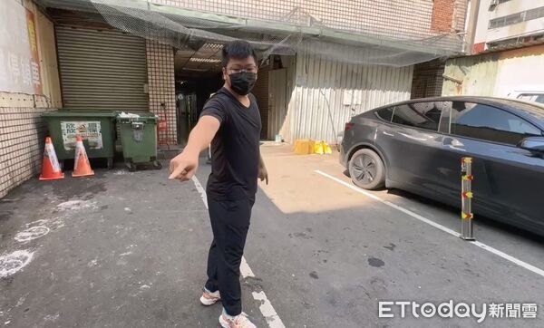 ▲▼台中警方臨檢霸佔私人車格還叫支援，10員警包圍1個。（圖／民眾提供，下同）