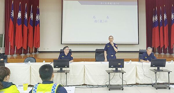▲桃園市警局昨晚全市同步執行取締毒、酒駕暨雷霆除暴專案，局長廖恆裕主持專案勤務勤前教育，提示勤務執行重點。（圖／桃園市警局交大提供）