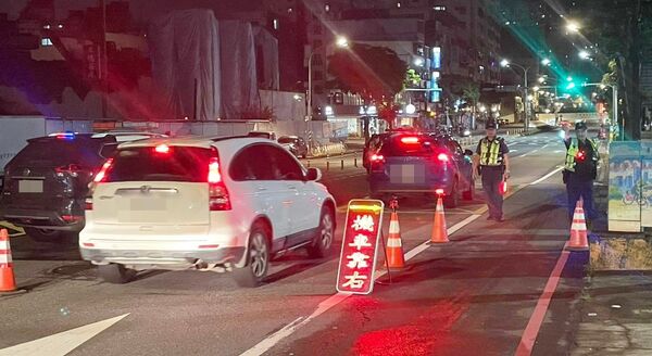 ▲桃園市警局昨晚全市同步執行取締毒、酒駕暨雷霆除暴專案。（圖／桃園市警局交大提供）