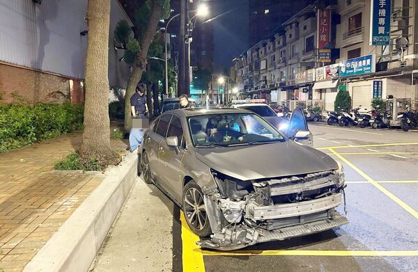 ▲平鎮警分局北勢派出所員警發現一輛違規路旁自小客車車頭明顯毀損且駕駛神情恍惚進行盤查。（圖／平鎮警分局提供）
