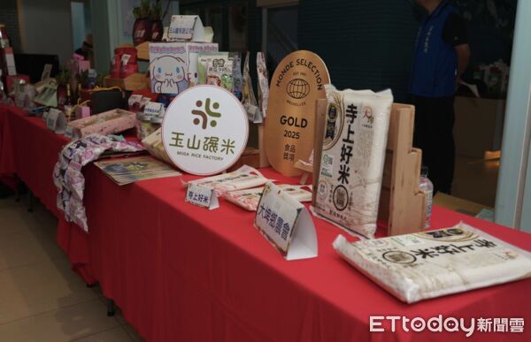 ▲雲林縣長張麗善與20家參展業者共同啟動儀式，象徵雲林良品邁向國際市場。（圖／記者游瓊華翻攝）