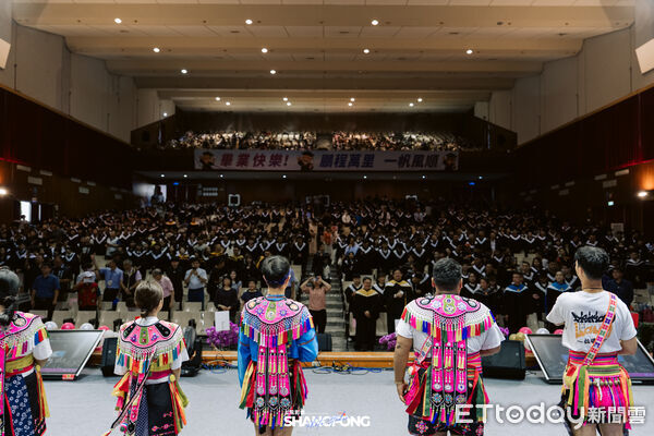 ▲▲大仁科大畢業典禮嗨翻全場。（圖／大仁科大提供）