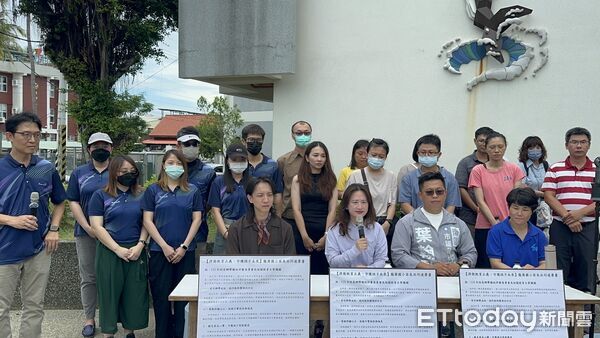 ▲龍崗國小家長會、教學團隊及台南市教育產業工會舉行記者會，呼籲校長遴選制度回歸教育專業。（記者林東良翻攝，下同）