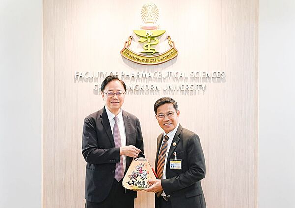 ▲桃園市長張善政率領市府團隊赴泰國進行城市交流，昨日下午與泰國參議院農業與合作社委員會副主席會面，贈送桃園伴手禮。（圖／市府新聞處提供）