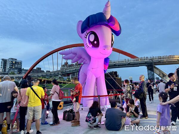 ▲「2026台北水舞嘉年華」今（13日）晚在松山彩虹橋畔揭幕，至6月27日前每日四場，開閉幕加碼中低空煙火「水火共舞」。（圖／記者彭懷玉攝）