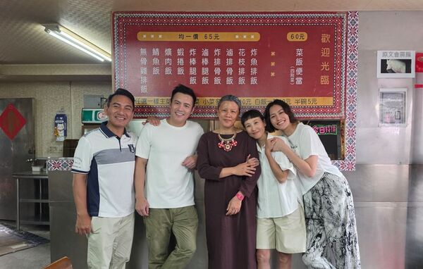 ▲《Maan！把Tafalong搬到台北？！》透過隱身在台北老社區中的「福嵐便當店」，串起都市原住民的生活樣貌。(左起：民雄、范逸臣、莉芙&middot;烏娃兒、張本渝、Luji黃莉）。（圖／原文會提供）