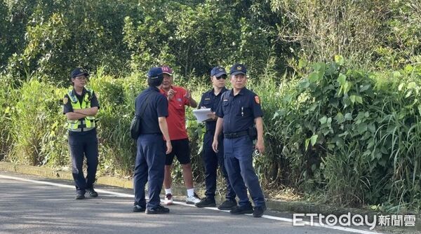 ▲▼女清潔隊長撞死單車男，附近阿嬤在外傭的陪同下外出拜拜，結果看到一條腿露在涵洞外。（圖／記者陳崑福翻攝）
