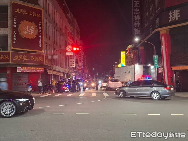 ▲▼昨（13日）深夜在左營區發生一起街頭聚眾鬥毆事件，雙方8人因路權問題在街頭發生口角，演變成7人拿起安全帽互毆。（圖／記者吳世龍翻攝）