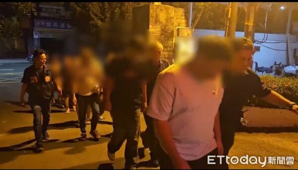 ▲▼昨（13日）深夜在左營區發生一起街頭聚眾鬥毆事件，雙方8人因路權問題在街頭發生口角，演變成7人拿起安全帽互毆。（圖／記者吳世龍翻攝）