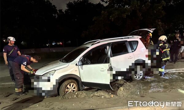 ▲▼何姓男子因路況不熟不慎將車上開上人行道上，急著開回車道，卻又卡在淤泥中，猛踩油門要脫困，卻意外讓輪胎空轉冒煙起火花。（圖／記者吳世龍翻攝）