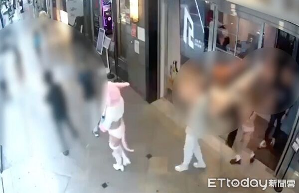 ▲▼工作擺爛3女Coser與經紀人遭槍抵腰押上車。（圖／記者張君豪翻攝）