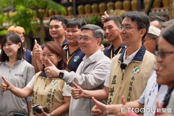 ▲偕卓榮泰訪水里蛇窯商圈，温世政提「中台灣山海環狀交通廊帶」盼串聯區域交通與觀光。（圖／温世政競選團隊提供）