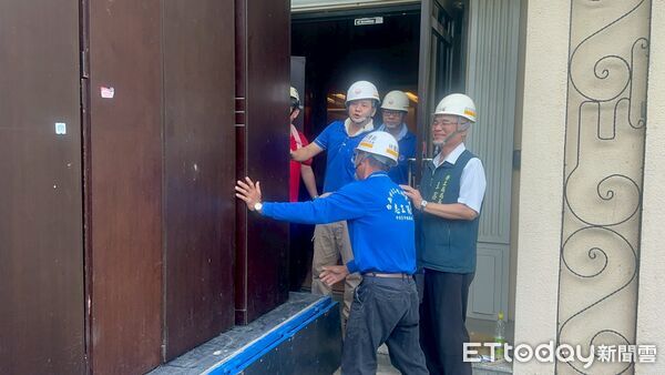 ▲台南市勞工局做工行善團完成第330戶弱勢家庭房屋修繕，志工在高溫風雨中行善不歇。（記者林東良翻攝，下同）