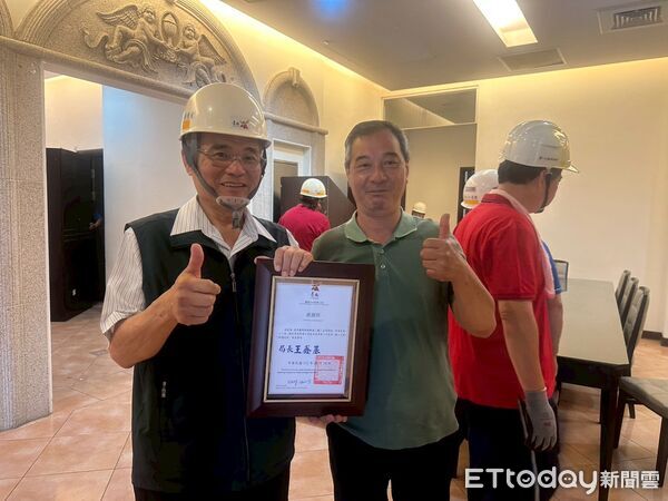 ▲台南市勞工局做工行善團完成第330戶弱勢家庭房屋修繕，志工在高溫風雨中行善不歇。（記者林東良翻攝，下同）
