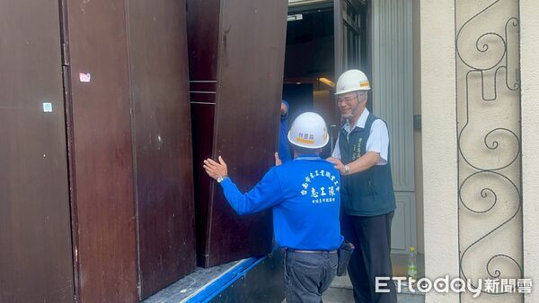 ▲台南市勞工局做工行善團完成第330戶弱勢家庭房屋修繕，志工在高溫風雨中行善不歇。（記者林東良翻攝，下同）