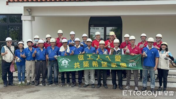 ▲台南市勞工局做工行善團完成第330戶弱勢家庭房屋修繕，志工在高溫風雨中行善不歇。（記者林東良翻攝，下同）