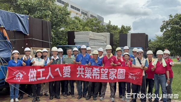 ▲台南市勞工局做工行善團完成第330戶弱勢家庭房屋修繕，志工在高溫風雨中行善不歇。（記者林東良翻攝，下同）