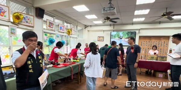 ▲▼一個人的畢典。（圖／民眾提供）