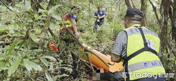 ▲▼       騎士南橫公路「墜30米深谷」　救難人員搜救中      。（圖／記者楊晨東翻攝）
