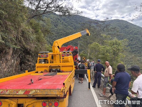 ▲▼       騎士南橫公路「墜30米深谷」　救難人員搜救中      。（圖／記者楊晨東翻攝）