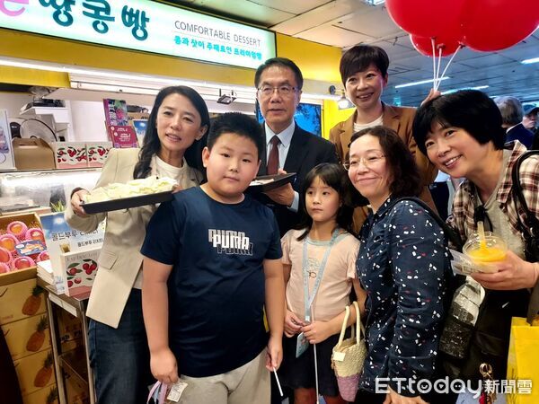 ▲台南市長黃偉哲率團於首爾地鐵商圈舉辦台南農特產品展售快閃活動，吸引韓國民眾參與。（記者林東良翻攝，下同）