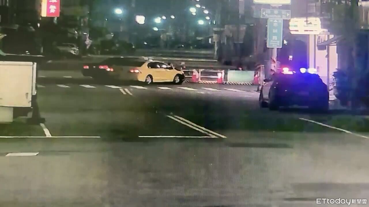 碰一聲掉下去!高雄2車碰撞畫面曝 19歲男駕駛連人帶車摔進坑洞 | ETtoday社會新聞 | ETtoday新聞雲